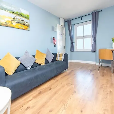 Clonbur House - Two Bedroom Village Apartment