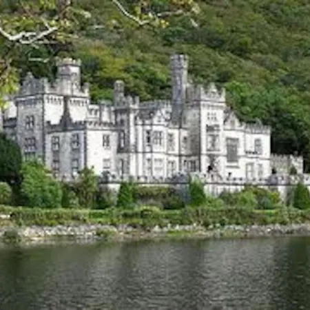 Clonbur House - Two Bedroom Village Apartment
