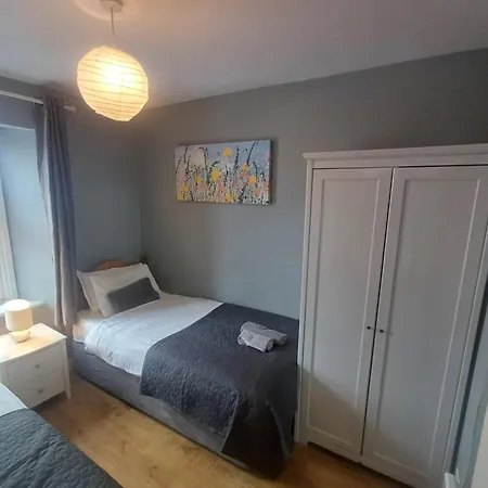 Clonbur House - Two Bedroom Village Apartment