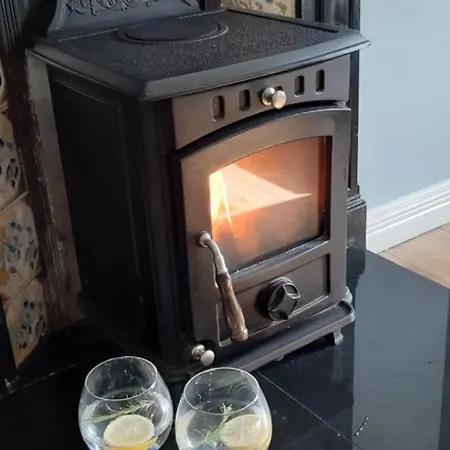 Clonbur House - Two Bedroom Village Apartment *